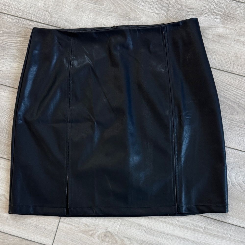 MangoPop Women's ‎ Sleek Black Faux Leather Mini Skirt, size XLarge